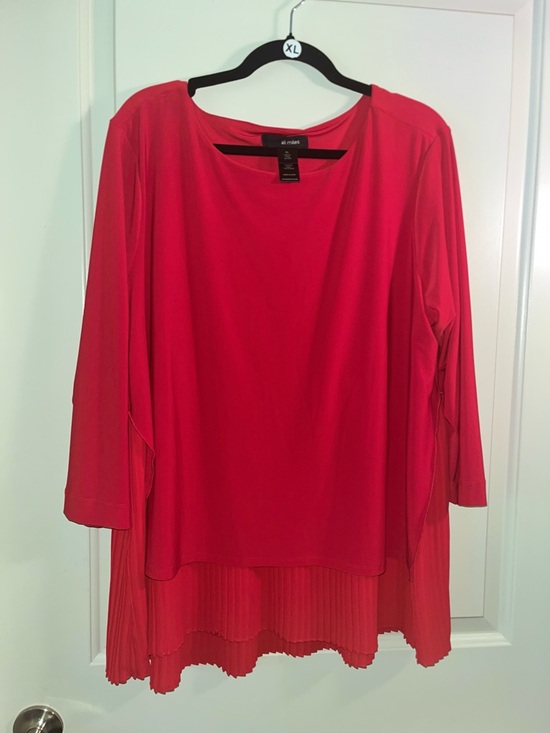 Ali Miles Tops - Ali Miles flowy, layered design, featuring a smooth popover top layer & pleated